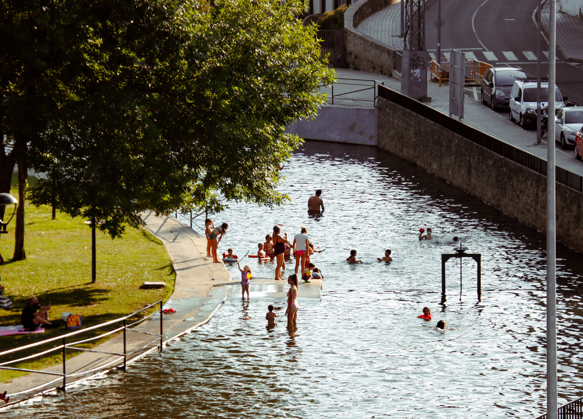 Foto de personas dandose un baño en el río del Parque La Isla.