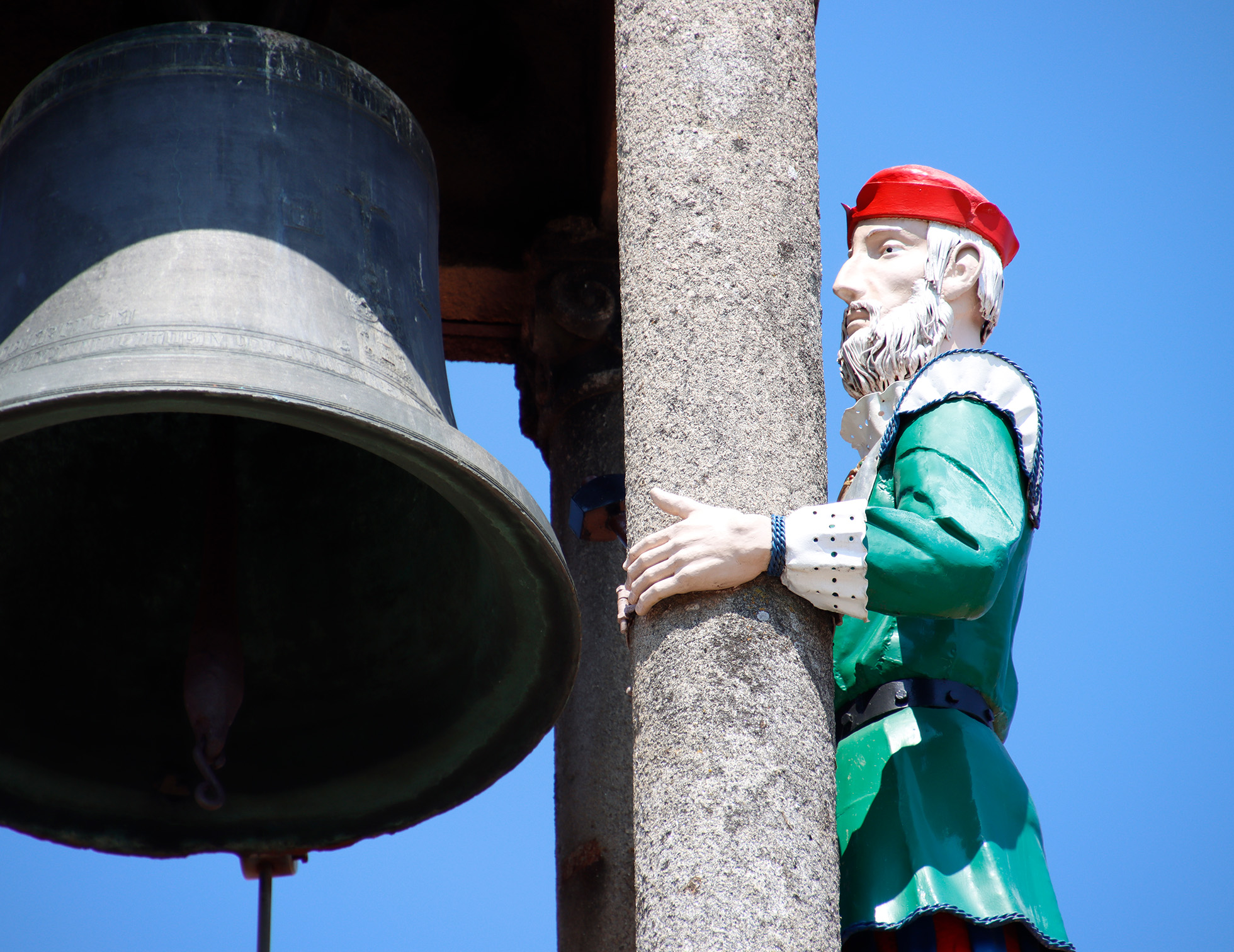 Foto de un paisaje de Plasencia con un río.