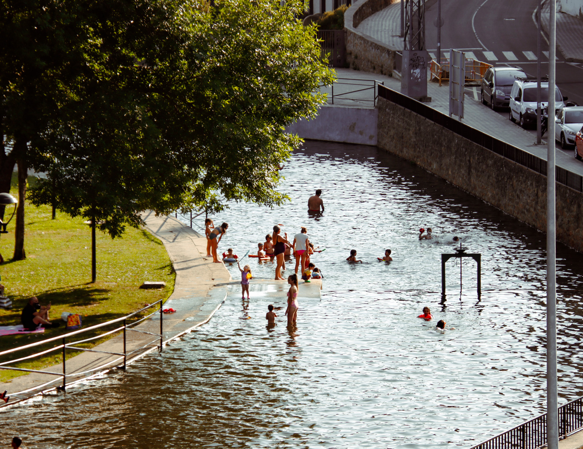 Foto de personas dandose un baño en el río del Parque La Isla.