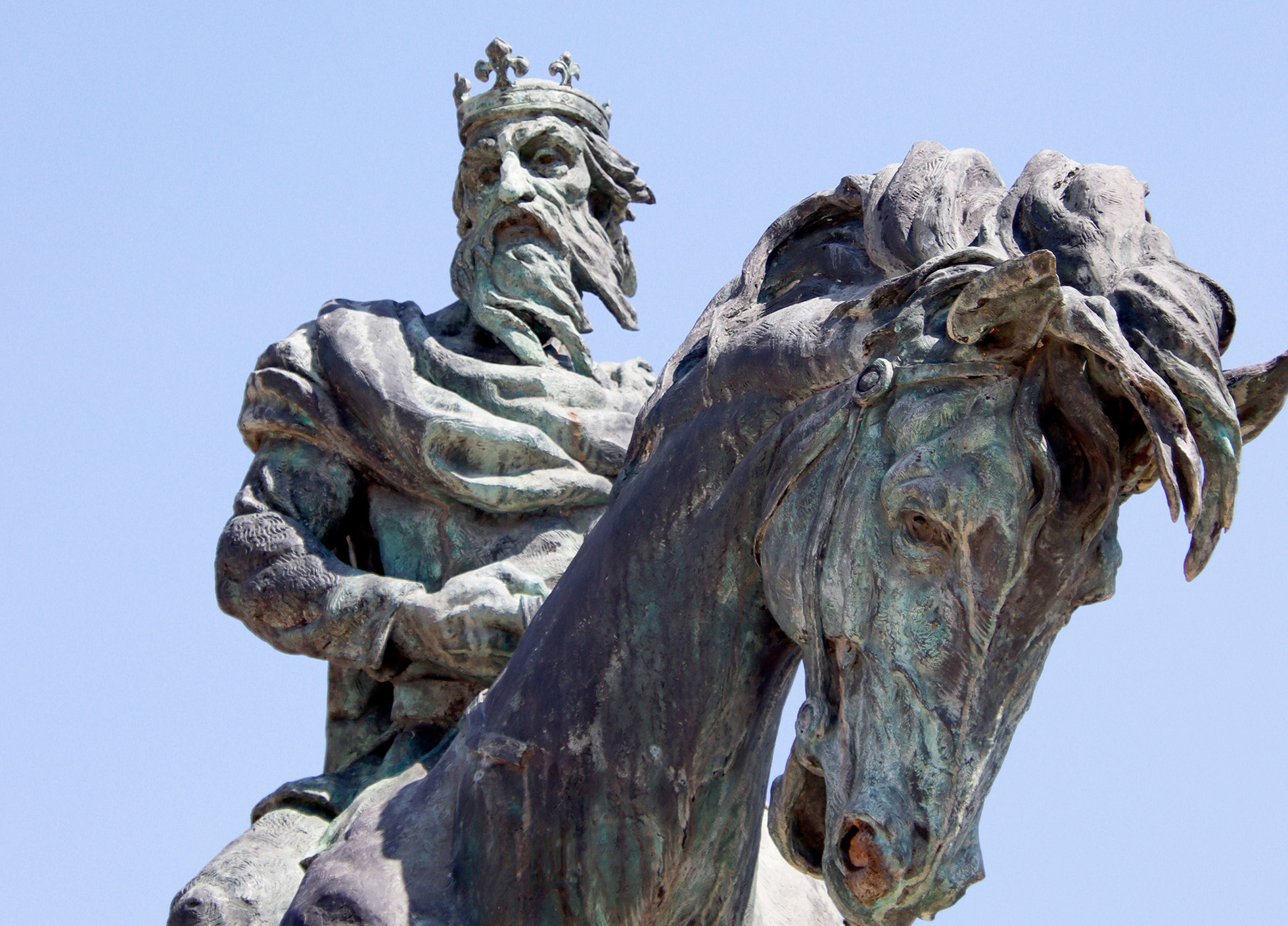 Foto de la catedral vista desde la distancia.