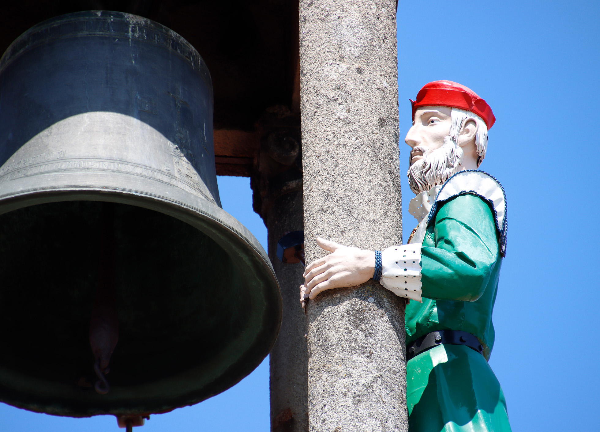 Foto de un paisaje de Plasencia con un río.